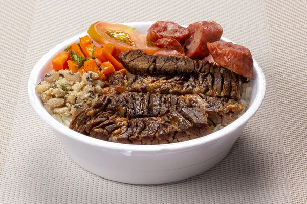 Brezilya 'nın otantik beslenme çantası, daha çok marmitex olarak bilinir, Brezilya' dan geleneksel yemeklerle yapılır.