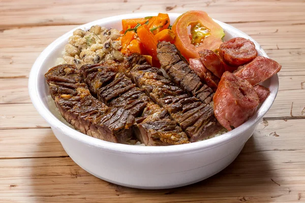 Brezilya 'nın otantik beslenme çantası, daha çok marmitex olarak bilinir, Brezilya' dan geleneksel yemeklerle yapılır.