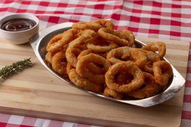 Izgara kremalı kızarmış soğan halkaları.