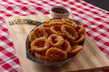 Izgara kremalı kızarmış soğan halkaları.