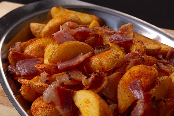 Porção Batatas Fritas Com Pepperoni Bacon Uma Tigela Prata Cima — Fotografia de Stock