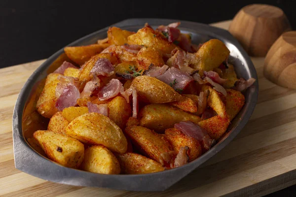 Porção Batatas Fritas Com Pepperoni Bacon Uma Tigela Prata Cima — Fotografia de Stock
