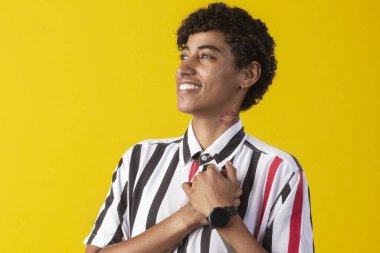 LGBT kadını yüz ifadeleriyle çeşitli duygular ifade ediyor.