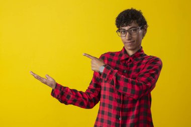 Kadın, Igbt ekose gömlekli gözlük takıyor, çeşitli duyguları temsil ediyor..