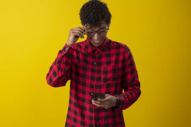 Kadın, Igbt ekose gömlekli gözlük takıyor, çeşitli duyguları temsil ediyor..