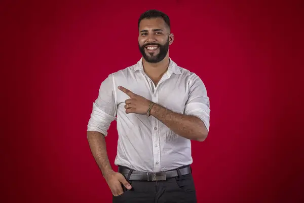 Adamım, sakallı, beyaz gömlekli, farklı yüz ifadeleri olan, kırmızı stüdyo arka planda.