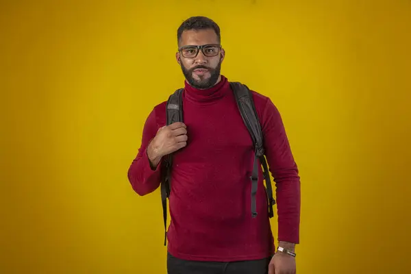 Yetişkin bir adam, gözlüklü, sakallı, okul çantalı,