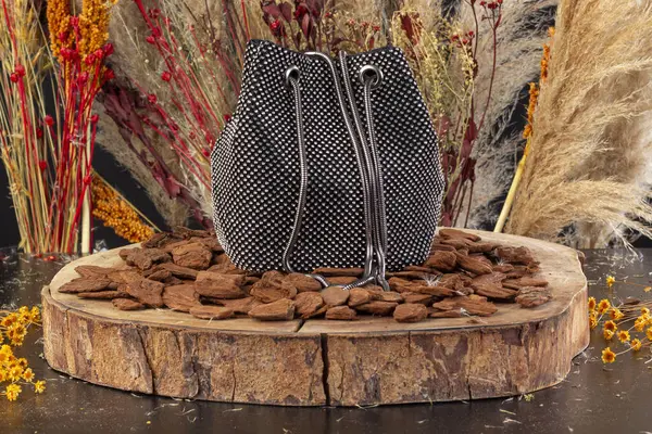 Stüdyo fotoğrafında çeşitli şekillerde deri çantalar.