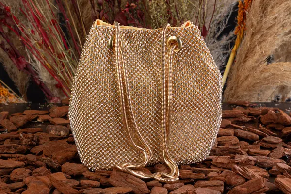 Stüdyo fotoğrafında çeşitli şekillerde deri çantalar.