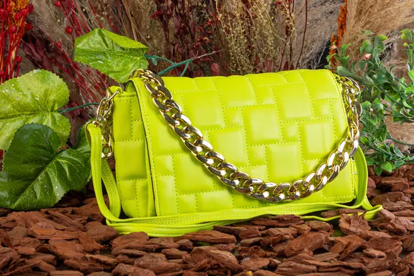 Stüdyo fotoğrafında çeşitli şekillerde deri çantalar.