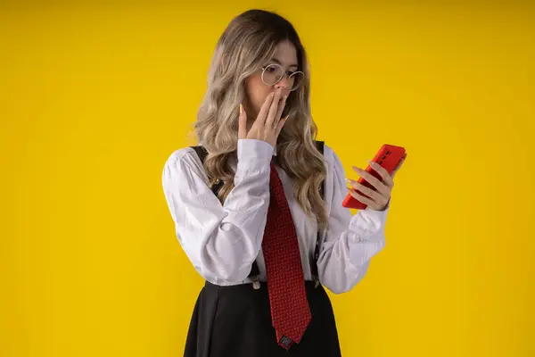 Klasik öğrenci kıyafeti, etek, kravat ve uzun kollu gömlek giyen, sonu gelmeyen bir geçmişi olan, komik pozlar veren genç bir kız..