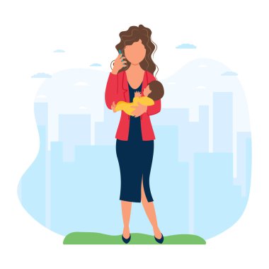 Bir kadın telefonda çalışırken çocuğuyla yürür. Kadınların çocuk doğurma ve kariyer arasındaki öncelik sorunu. Annelik döneminde çalışabilme kavramı..  