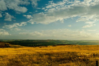 Millstones Stanage Edge ilkbaharda yeşil çimenler ve mavi gökyüzü