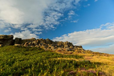 Millstones Stanage Edge ilkbaharda yeşil çimenler ve mavi gökyüzü