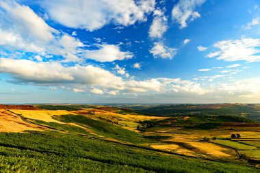 Millstones Stanage Edge ilkbaharda yeşil çimenler ve mavi gökyüzü