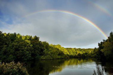 Newmiller Gölü Suyun üzerindeki gökkuşağı