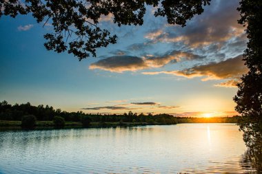Treeton Dyke, gölün üzerinde güzel bir gün batımı.