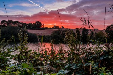 Ulley Country Park, gölün üzerinde güzel bir gün batımı.