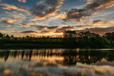 Ulley Country Park, gölün üzerinde güzel bir gün batımı.