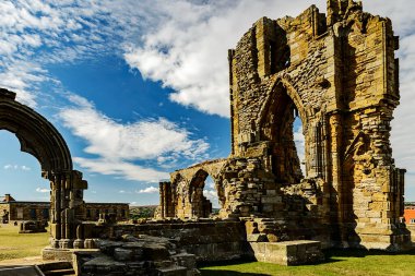 Whitby, deniz kenarında eski bir manastır.,