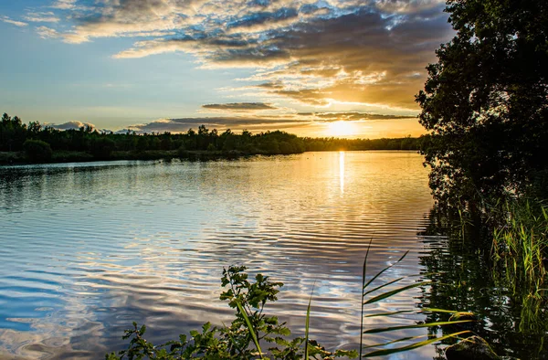 Treeton Dyke, gölün üzerinde güzel bir gün batımı.