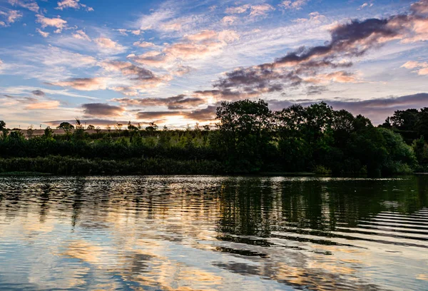 Ulley Country Park, gölün üzerinde güzel bir gün batımı.