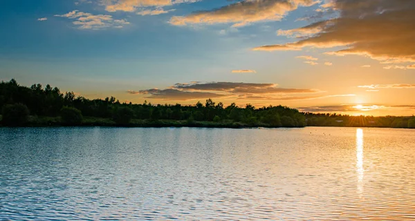 ウルリーカントリーパーク湖の上の美しい夕日 ロイヤリティフリーのストック画像