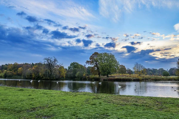 Clumber Park, suda gün doğumu.