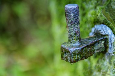 Linacre Rezervuarları, menteşeli antik bir taşın yakın görüntüsü