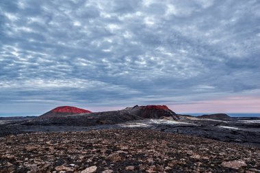 Reykjanes yarımadasında gün batımında Fagradalsfjall volkanı Reykjavik, İzlanda 'ya yaklaşık 40 kilometre uzaklıkta.