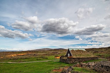 İzlanda 'nın Hveravellir' deki geleneksel çim evi bulutlu bir günde, İzlanda