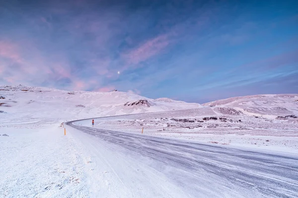 Hverir Mrożona Droga Zimą Wschodzie Słońca Księżyc Niebie Islandia — Zdjęcie stockowe