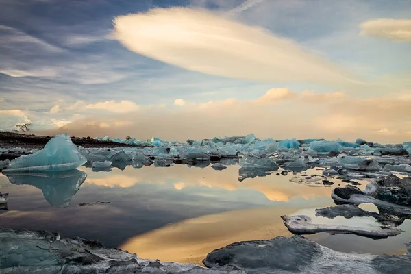 Ανατολή Ηλίου Στη Λιμνοθάλασσα Του Παγετώνα Jokulsarlon Στο Εθνικό Πάρκο — Φωτογραφία Αρχείου