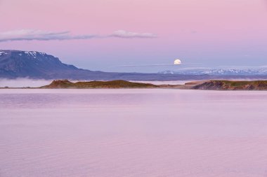 Myvatn Gölü 'nde yaz mevsiminde ay ve sisli gün doğumu, İzlanda