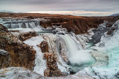 Reykjafoss şelalesinin panoramik manzarası. Kuzey İzlanda 'da Varmahlid Nehri