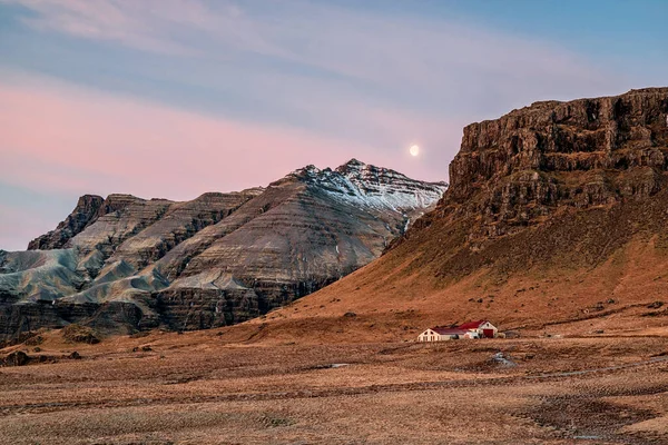 Dom Rustykalny Pod Górą Wschodzie Księżycu Południowej Islandii — Zdjęcie stockowe