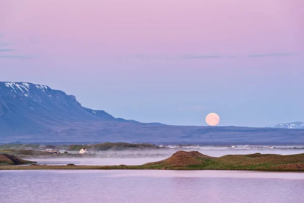 夏の間に霧と月を持つミヴァトン湖の日の出 アイスランド — ストック写真