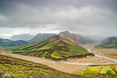 Yaz mevsiminde, bulutlu bir günde İzlanda 'da Landmannalaugar
