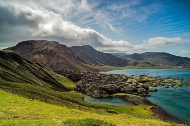 Yazın, bulutlu ve rüzgarlı bir günde İzlanda 'da Landmannalaugar