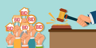 Ev, araba ve çekiç şeklinde bir açık arttırma küreği tutan eller..