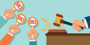 İnsan eli açık arttırma raketi ve çekici tutuyor. Teklif tabağı.