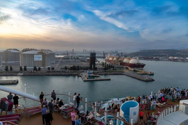 Barselona, İspanya - 28. Ekim 2022, LPG tankeri AL KHOR Avrupa 'nın en büyük gaz depolama kapasitelerinden birine sahip olan Barcelona limanında. Ön planda bir yolcu gemisinin gezginleri var..