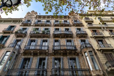 Barselona, Katalonya, İspanya - 28 Ekim 2022 Passeig de Gracia 'daki eski apartman binaları cephesi
