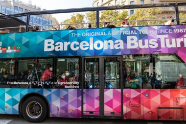 Barselona, İspanya - 28 Ekim 2022, bir Barcelona Otobüs Turu geçişi, kopyalama alanı, kapatma