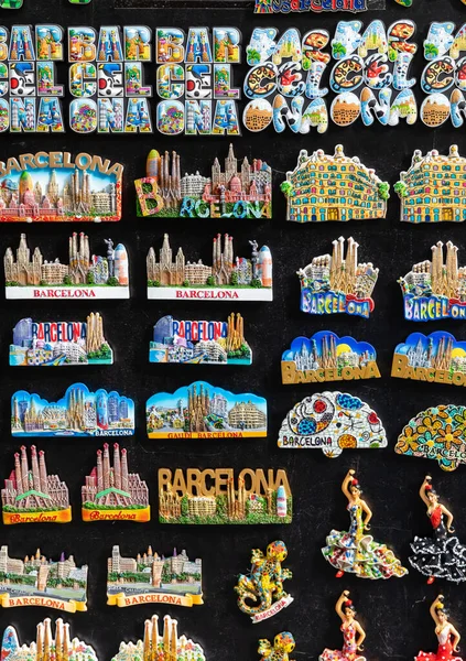 Barselona, İspanya. Gaudi tarzında hatıra mıknatısları, yaklaşın.