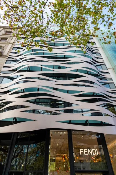 Barselona, İspanya - 28 Ekim 2022, Barselona 'daki Passeig de Gracia caddesindeki ünlü İtalyan lüks moda markasının tabela ve girişine yakın çekim. Bu bir sonbahar günü..
