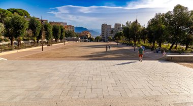 Ajaccio, Korsika, Fransa - 26 Ekim 2022, Napolyon Bonapart 'a İmparator I. Napolyon olarak ithaf edilen anıtın önündeki ulusal bayram meydanı.