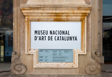 Barselona, Katalonya, İspanya - 28 Ekim 2022, Museu Nacional dart de Catalunya 'nın plaket işareti. MNAC, Katalonya 'nın Barcelona şehrinde bulunan Ulusal Katalan Görsel Sanatlar Müzesi..