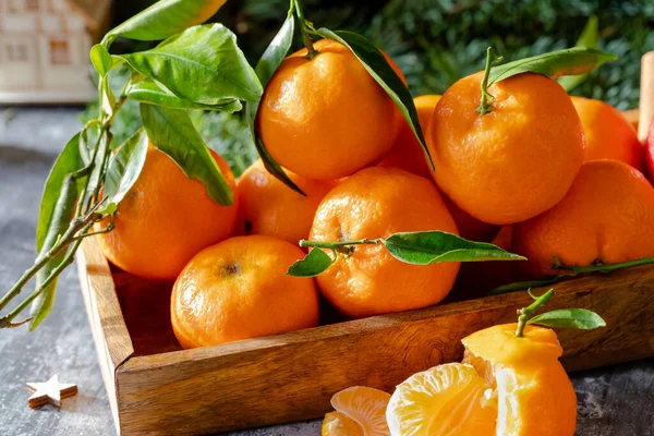 Meyve Taze Mandarin Portakal Veya Mandalina Ahşap Kutusunda Yaprakları Ile - Stok İmaj