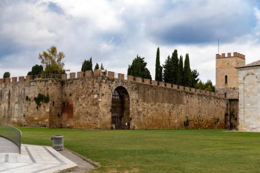 Pisa, İtalya - 24 Ekim 2022, Ortaçağ şehir duvarları Pisa, iç manzara. Duvar boyunca üç kilometre yürüme izni verildi..